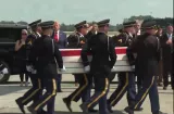 Donald Trump recibe los restos de cuatro militares caídos en Jordania e Irak