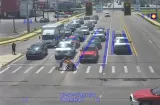 ¡Súper fren! Vestido de Spider-Man ayuda a cruzar a hombre en silla de ruedas