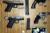 Rumba peligrosa: decomisan seis armas y hallan a menores bebiendo