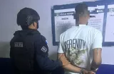 ¡Lo pillan con un fusil en un retén... y debía estar preso en su casa!