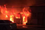 Voraz incendio en Colón deja a una familia en la calle y 3 casas afectadas