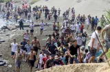 Miles de jóvenes marroquíes tratan de cruzar la valla fronteriza con Ceuta 