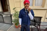 Lil Naay, criticado por andar 'pasa'o de farmacia' fumando en conferencia