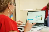 ¡Los profes se montan en la era digital! Panamá entrega computadoras con IA 