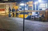 Sentado fuera de un rosticero gatilleros lo llenan de plomo