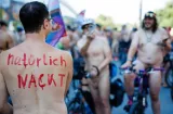 Quinientos ciclistas desnudos recorren Berlín para promover el nudismo