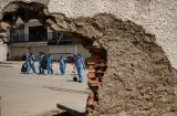 Venezolanos limpian calles de La Guaira tras sismos para reducir contaminación
