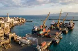 Suben a 14 los muertos en ataques de los hutíes del Yemen contra puerto de Moca