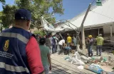 Entre los escombros madre busca a su hijo tras terremoto en Colombia