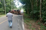 Camión se vuelca por esquivar hueco y denuncian abandono vial en Panamá Oeste