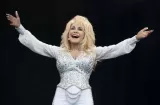 Dolly Parton, de 80 años, cancela show tras sentirse mal; ya se recupera