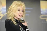 Donald Trump decreta luto en honor  a Dolly Parton y lamenta su muerte