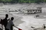 16 muertos y 400 sin contacto en Nepal tras una riada en la frontera con China