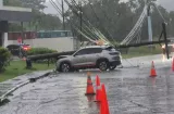Choca contra poste y lo tumba en Cativá; hay dos heridos