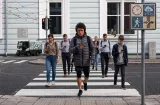 Italia evalúa sancionar a peatones que parecen zombies con el celular