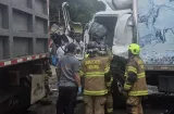 Conductor y acompañante de camión atrapados tras colisión múltiple
