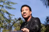Lionel Richie es hospitalizado de emergencia tras complicaciones de salud