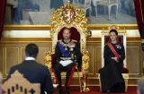 El rey Haakon VIII jura la Constitución ante el Parlamento noruego