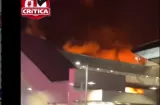 Voraz incendio en fábrica de colchones en Villa Zaita