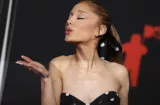 Ariana Grande no puede contener las lágrimas en su show antes retirarse