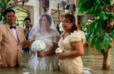 Pareja filipina se casa con el agua a la cadera tras inundaciones monzónicas