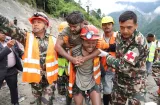 ¡Milagro en Nepal! Rescatan a 2 obreros en túnel y buscan más sobrevivientes