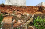 ¡Colapso en el cementerio! Muro cae y bóvedas quedan en riesgo