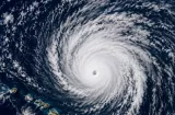El huracán Lowell mantiene a Hawái bajo alerta por inundaciones y vientos