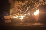 ¡Se volvió ceniza! Incendio devora embarcación en muelle de Miramar