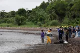 Entre basura y rascacielos, limpian la desembocadura del río Juan Díaz