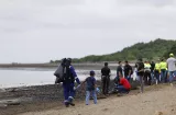 Basura en la costa: jóvenes limpian la desembocadura del río Juan Díaz