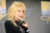 Dolly Parton viajó en secreto a Alemania para un tratamiento contra el cáncer