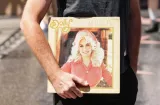 Mánager de Dolly Parton pide orden de alejamiento contra el sobrino de ella