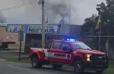 Fuego se apodera de un local en la 24 de Diciembre y moviliza a los bomberos