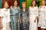 Se juntaron las primeras damas y terminaron inventando un cuento