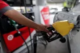 G7 suelta 100 millones de barriles para tumbar precio de la gasolina