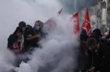 ¡Desmadre! Gobierno francés trata de detener la protesta estudiantil 
