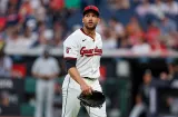 Panameño Daniel Espino debuta en playoffs, pero Cleveland cae ante Chicago