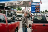 ¡Golpe al bolsillo! La gasolina sacude elecciones en EE.UU.