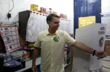 Flávio Bolsonaro vota en las presidenciales y dice que "Brasil necesita cambio"
