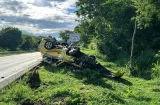 Taxi se vuelca en la Interamericana: conductor muere y mujer sobrevive
