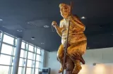 Europa: Exhíben estatua dorada de 'El Fulo' en pelota con palo de golf