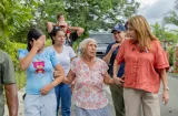 Primera dama visita hospital y comunidades golpeadas por el sismo en Los Santos