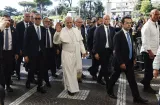 El papa entró andando al hospital; le extirparán un nódulo en un pulmón