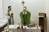 León XIV aparece oficiando misa y con buen aspecto tras su operación