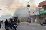 Humo negro en Antón: arde la ferretería de plaza comercial