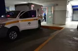Impacto con microbús saca a conductor del taxi y muere