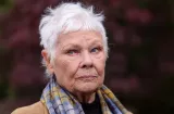 Judi Dench, actriz de James Bond, dice que afección ocular le impide actuar 