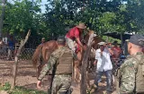 ¡A cuchillazo limpio! Hieren a Senafront en operativo contra licor clandestino