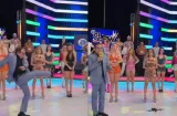 Presentador patea un dron en pleno show en vivo y lastima a modelo